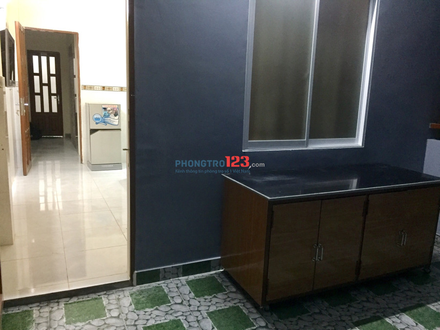 Cho thuê phòng Phú Nhuận, full nội thất, bếp riêng, sân có máy che trước phòng đến 20m2, siêu thoáng