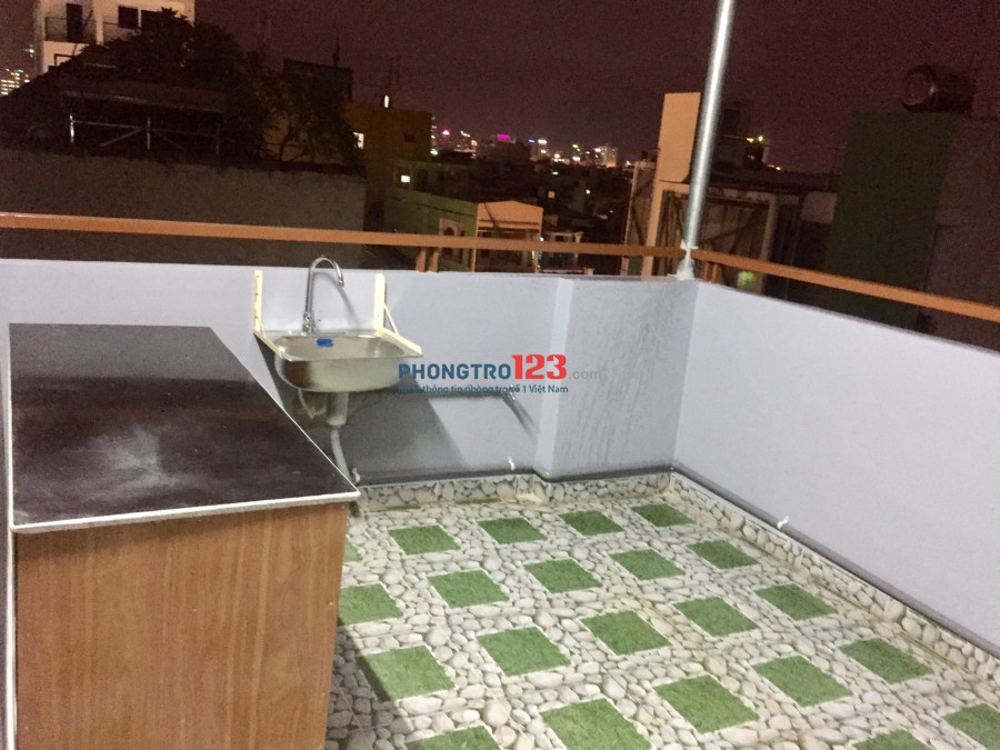 Cho thuê phòng Phú Nhuận, full nội thất, bếp riêng, sân có máy che trước phòng đến 20m2, siêu thoáng