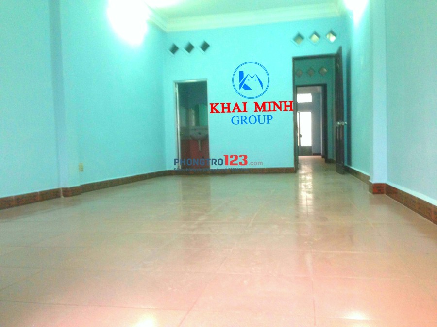 Phòng rộng 40m2, có ban công, wc riêng- gần Hàng Xanh, số 42 Chu Văn An, Bình Thạnh