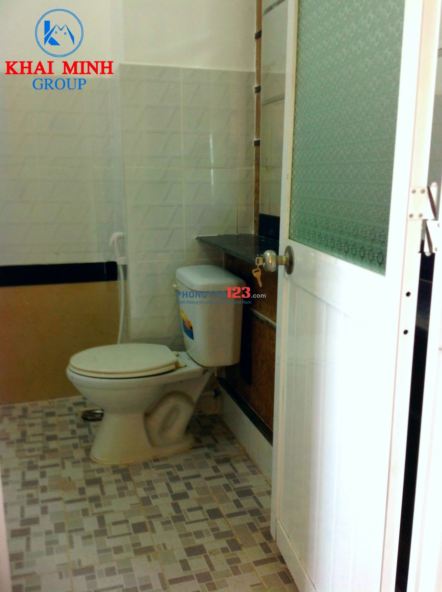 Phòng rộng 40m2, có ban công, wc riêng- gần Hàng Xanh, số 42 Chu Văn An, Bình Thạnh