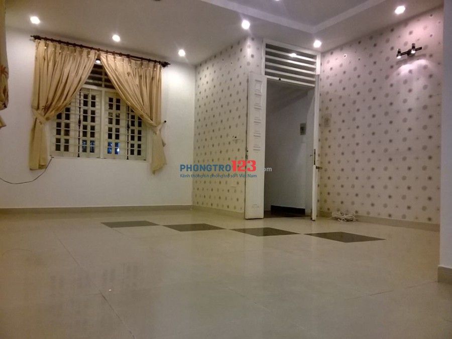 Phòng rộng 40m2, có máy lạnh, giờ giấc tự do gần ĐH HutechH CS2 - 702/6 Xô Viết Nghệ Tĩnh