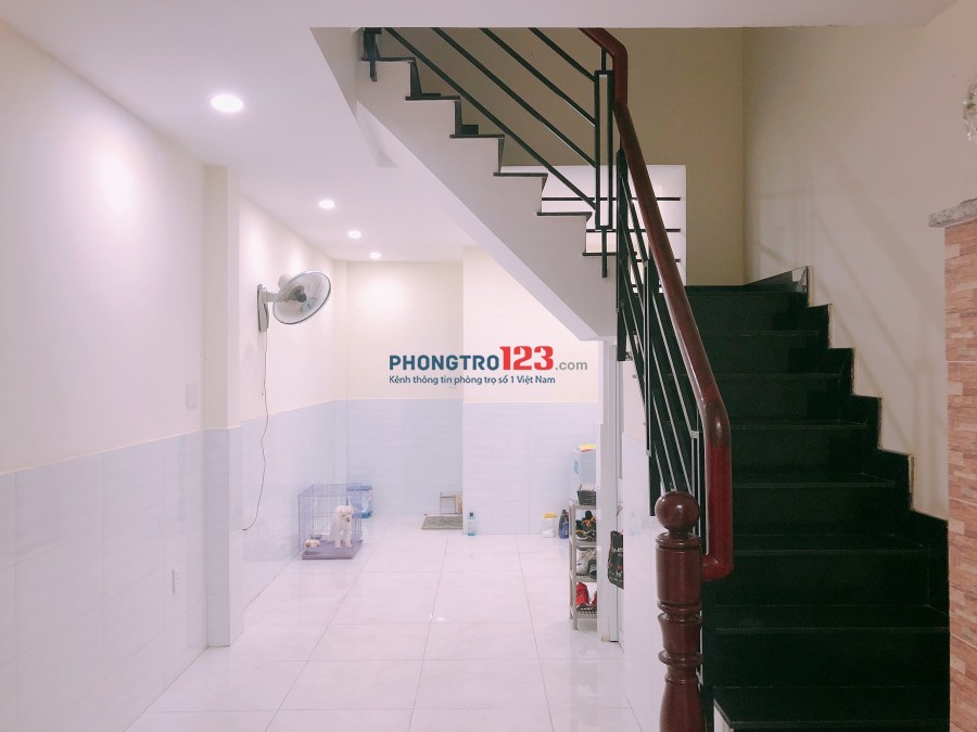 Cho thuê mặt bằng KD và phòng có nội thất tại Tôn Thất Thuyết, P.4, giá 4,5tr/tháng. LH Ms Linh