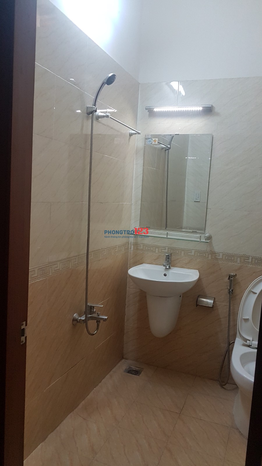 Phòng 45m gần ĐH Giao thông vận tải Q12, máy lạnh, máy giặt, nước nóng, 5-6 người ở giá 4tr