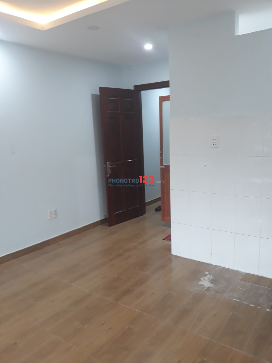 Phòng trọ ban công lầu 1 trung tâm Bình Thạnh sát Pearl Plaza