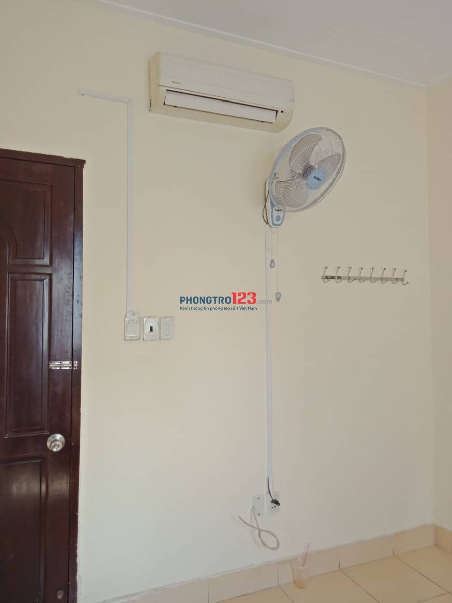 Phòng trọ đầy đủ tiện nghi (máy lạnh, giường) (gần quận Tân Phú)