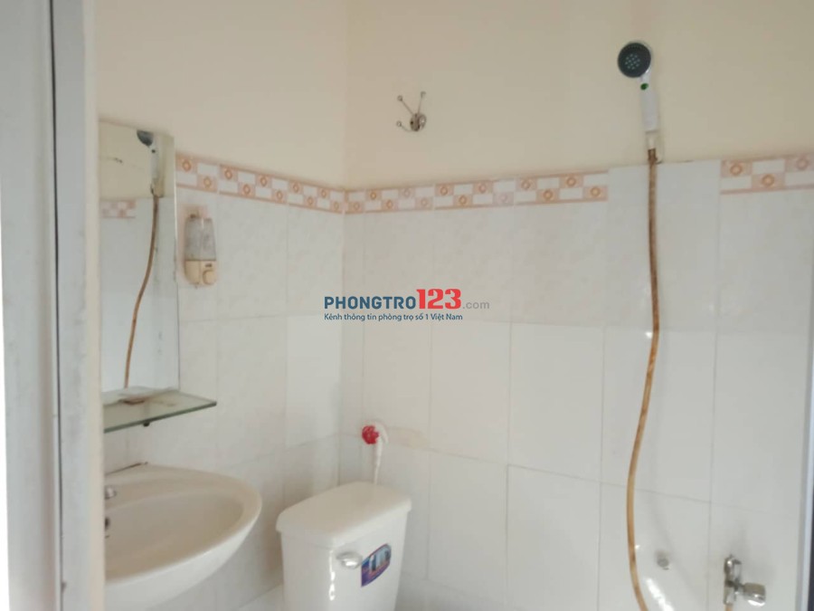 Phòng trọ đầy đủ tiện nghi (máy lạnh, giường) (gần quận Tân Phú)