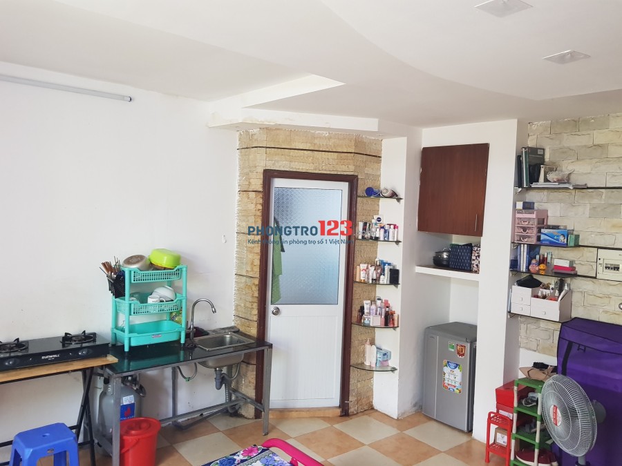 Phòng trọ ngay hàng Xanh 30m2, Giá 4,5 triệu