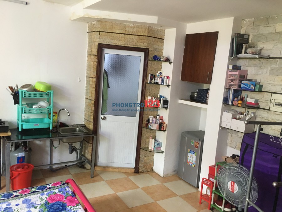 Phòng trọ ngay hàng Xanh 30m2, Giá 4,5 triệu