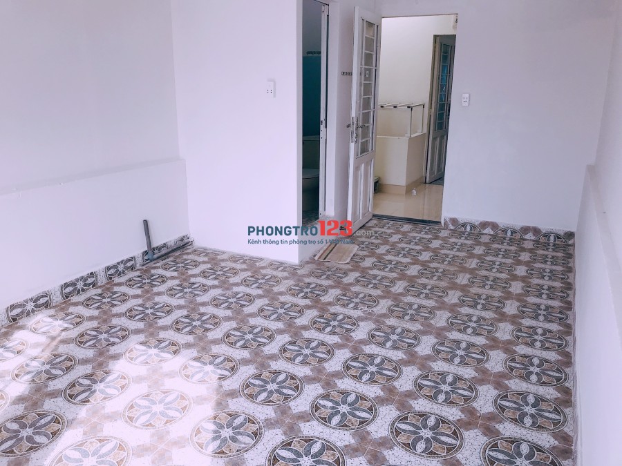 Phòng thoáng mát 35m2 sạch sẽ ngay cầu Chánh Hưng