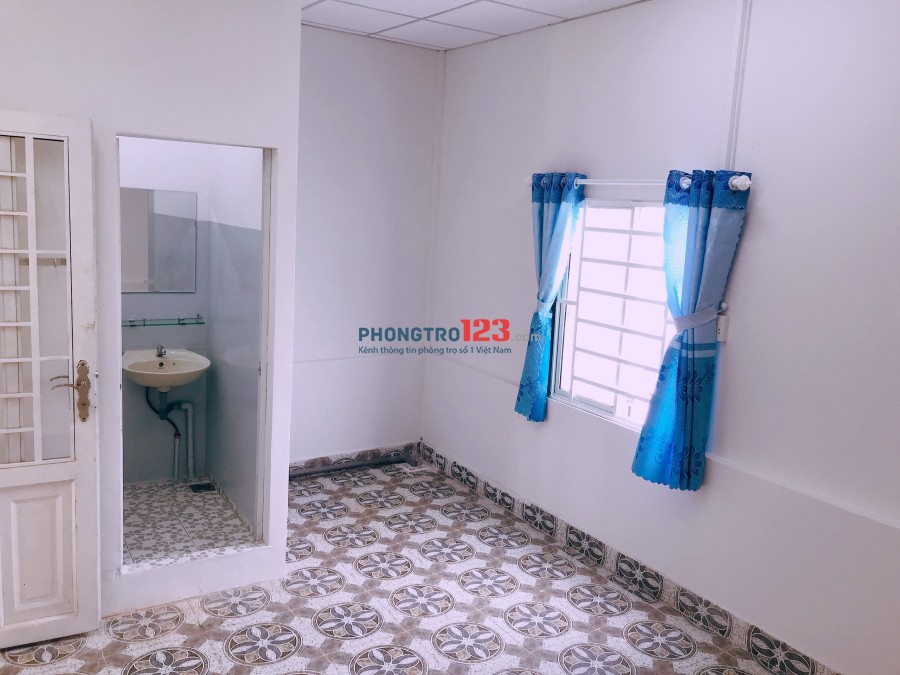 Phòng thoáng mát 35m2 sạch sẽ ngay cầu Chánh Hưng