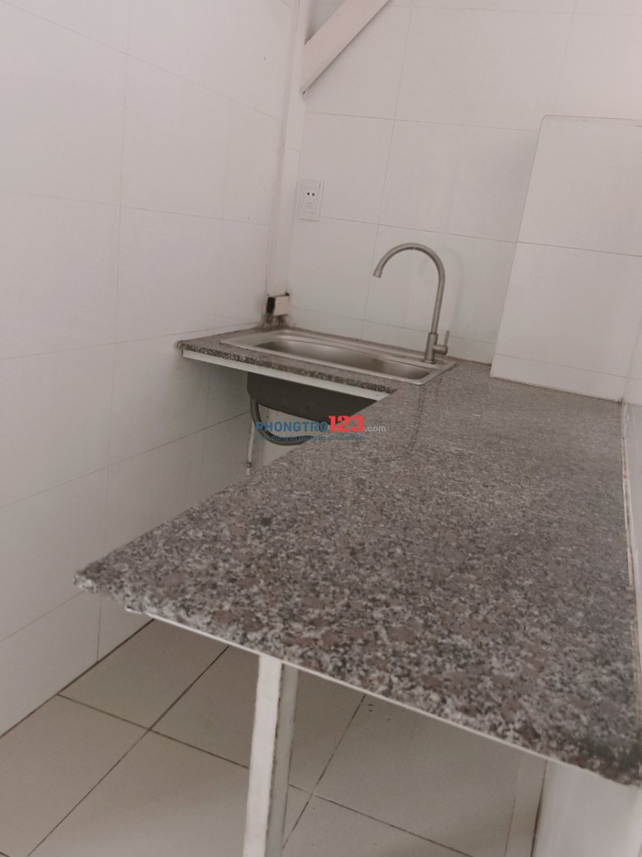 Cho thuê phòng cao cấp đầy đủ tiện nghi tại 18 Cù Chính Lan, Phường 13, Quận Tân Bình