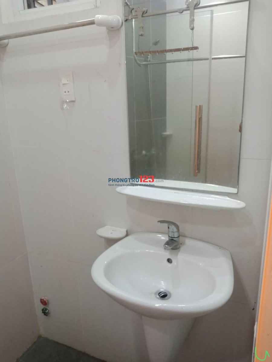 Phòng trọ có ban công giờ tự do 4,5tr- Nguyễn Trãi- Quận 5