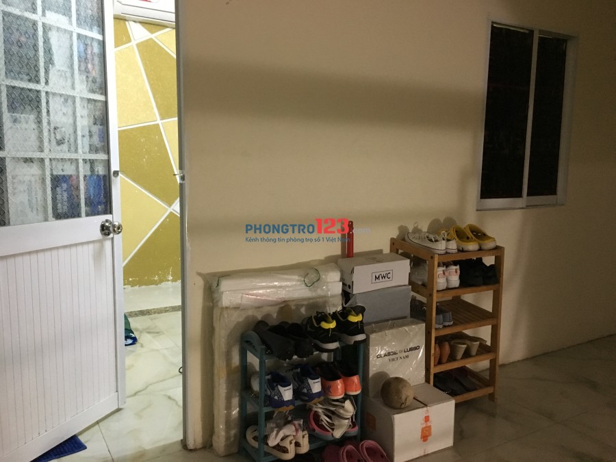 Tìm nữ văn phòng ở phòng trong nhà nguyên căn