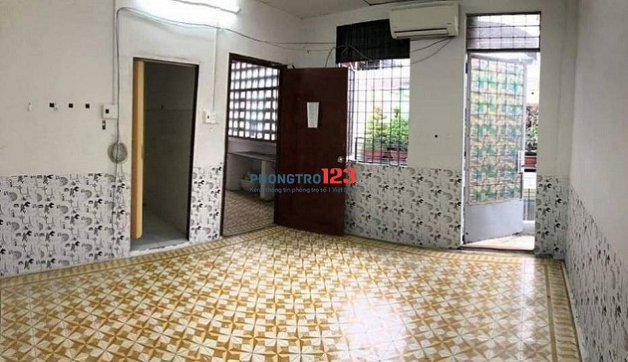 Phòng cho thuê giá rẻ 24 m2 ngay mặt tiền Phú Nhuận