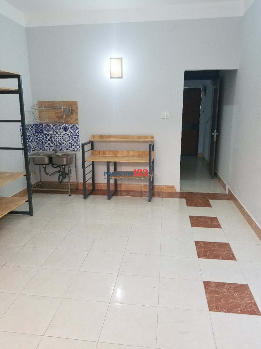 PHÒNG 40 M2 CÓ NỘI THẤT MỚI HẺM XE TẢI TẠI TÂY HÒA