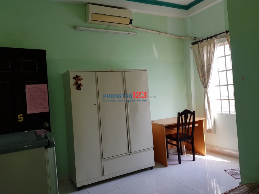 Phòng đủ tiện nghi Nơ Trang Long, gần chợ Nguyễn Xí, giờ giấc tự do