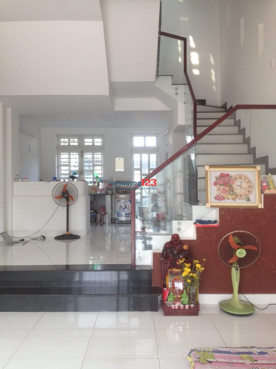 CHO THUÊ NHÀ NGUYÊN CĂN MẶT TIỀN PHẠM VĂN ĐỒNG Ở HOẶC LÀM VĂN PHÒNG. GIÁ 18TR, LH: 0932796116 VÂN
