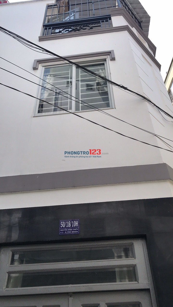 Cho thuê nhà nhỏ mới đẹp 2 lầu có máy lạnh tại hẻm 50 Nguyễn Đình Chiểu, Phú Nhuận. Giá 6tr/th