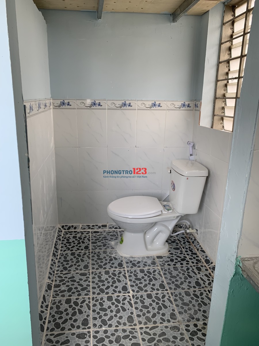 Phòng mới xây 18m2 có gác và toilet trong phòng, có bếp và bồn rửa chén, khu yên tĩnh, giờ từ do, có bảo vệ 24/24