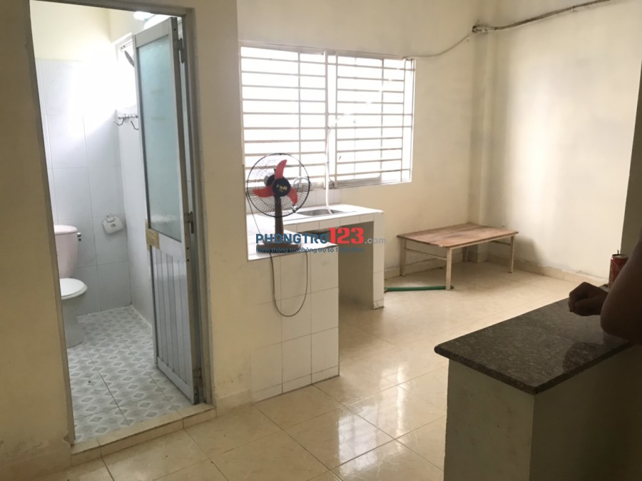 Phòng có gác và máy lạnh hẻm xe hơi số 127/18 Hoàng Hoa Thám, P.13, Q.Tân Bình. Giá 3.5tr/th