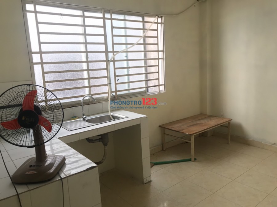 Phòng có gác và máy lạnh hẻm xe hơi số 127/18 Hoàng Hoa Thám, P.13, Q.Tân Bình. Giá 3.5tr/th