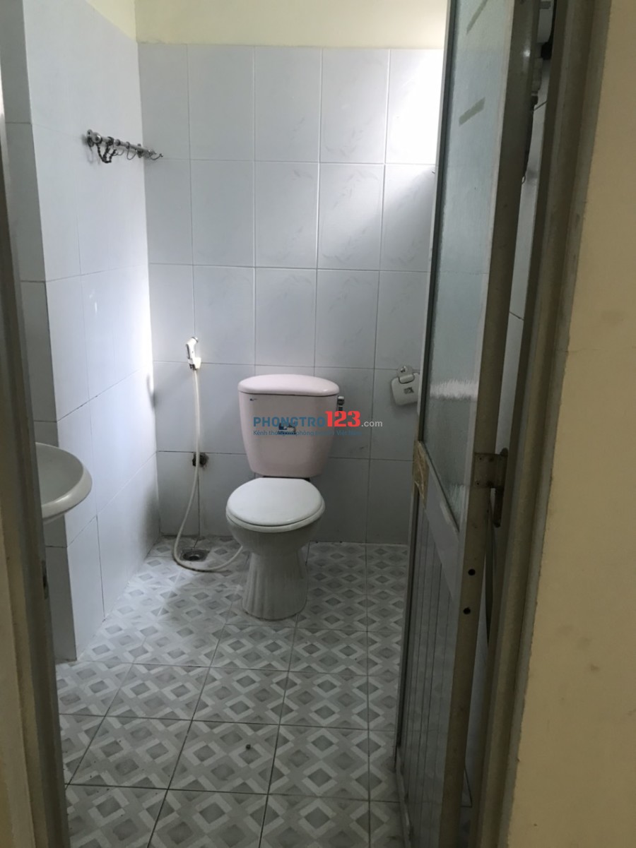Phòng có gác và máy lạnh hẻm xe hơi số 127/18 Hoàng Hoa Thám, P.13, Q.Tân Bình. Giá 3.5tr/th