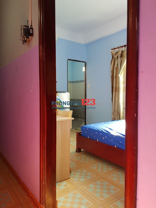 Phòng VIP Trần Bá Giao đủ tiện nghi, cửa sổ lớn thoáng mát. Giá 2tr6