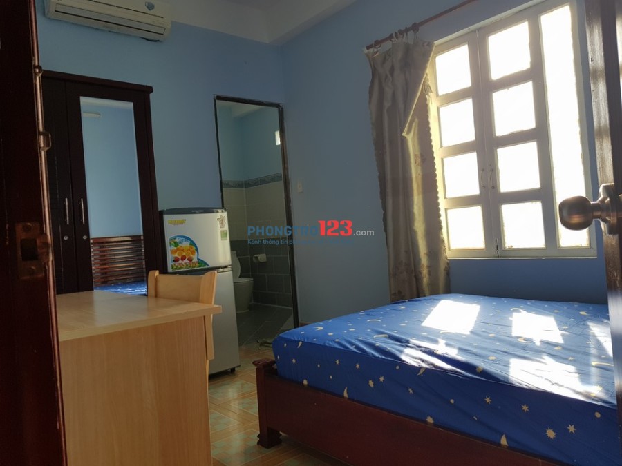 Phòng VIP Trần Bá Giao đủ tiện nghi, cửa sổ lớn thoáng mát. Giá 2tr6