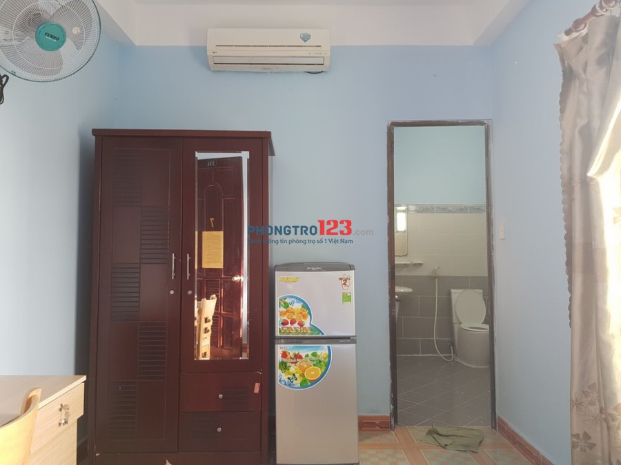 Phòng VIP Trần Bá Giao đủ tiện nghi, cửa sổ lớn thoáng mát. Giá 2tr6
