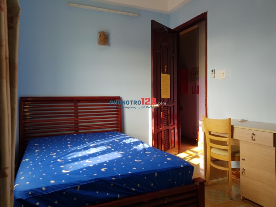 Phòng VIP Trần Bá Giao đủ tiện nghi, cửa sổ lớn thoáng mát. Giá 2tr6