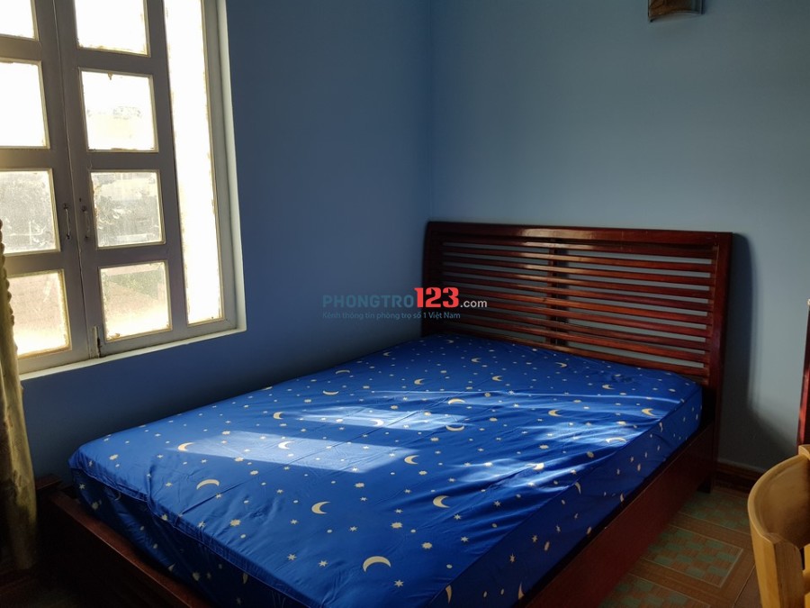 Phòng VIP Trần Bá Giao đủ tiện nghi, cửa sổ lớn thoáng mát. Giá 2tr6