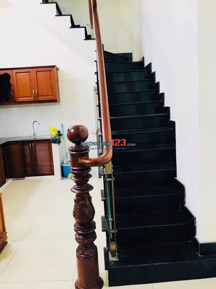 Tìm nữ ở ghép gần phố đi bộ Bùi Viện