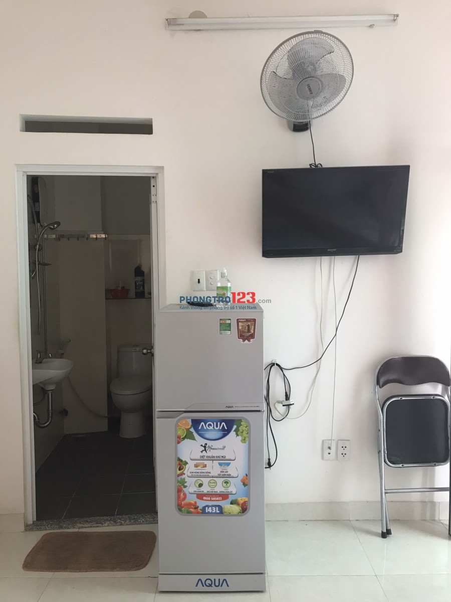 Cho thuê phòng đầy đủ tiện nghi: tủ lạnh, máy lạnh, giường, tủ quần áo, máy nước nóng tại 74 Hoa Đào, Quận Phú Nhuận