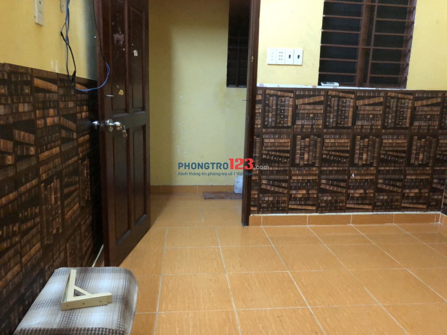 Phòng máy lạnh, toilet trong phòng ở Lê Văn Sỹ