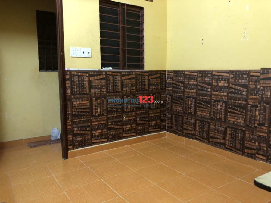 Phòng máy lạnh, toilet trong phòng ở Lê Văn Sỹ