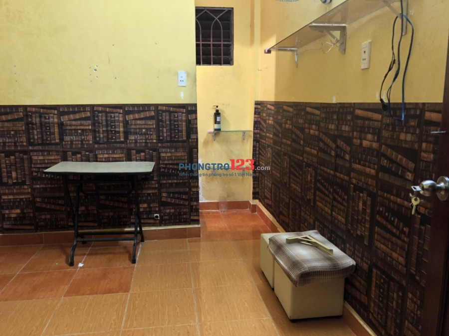 Phòng máy lạnh, toilet trong phòng ở Lê Văn Sỹ