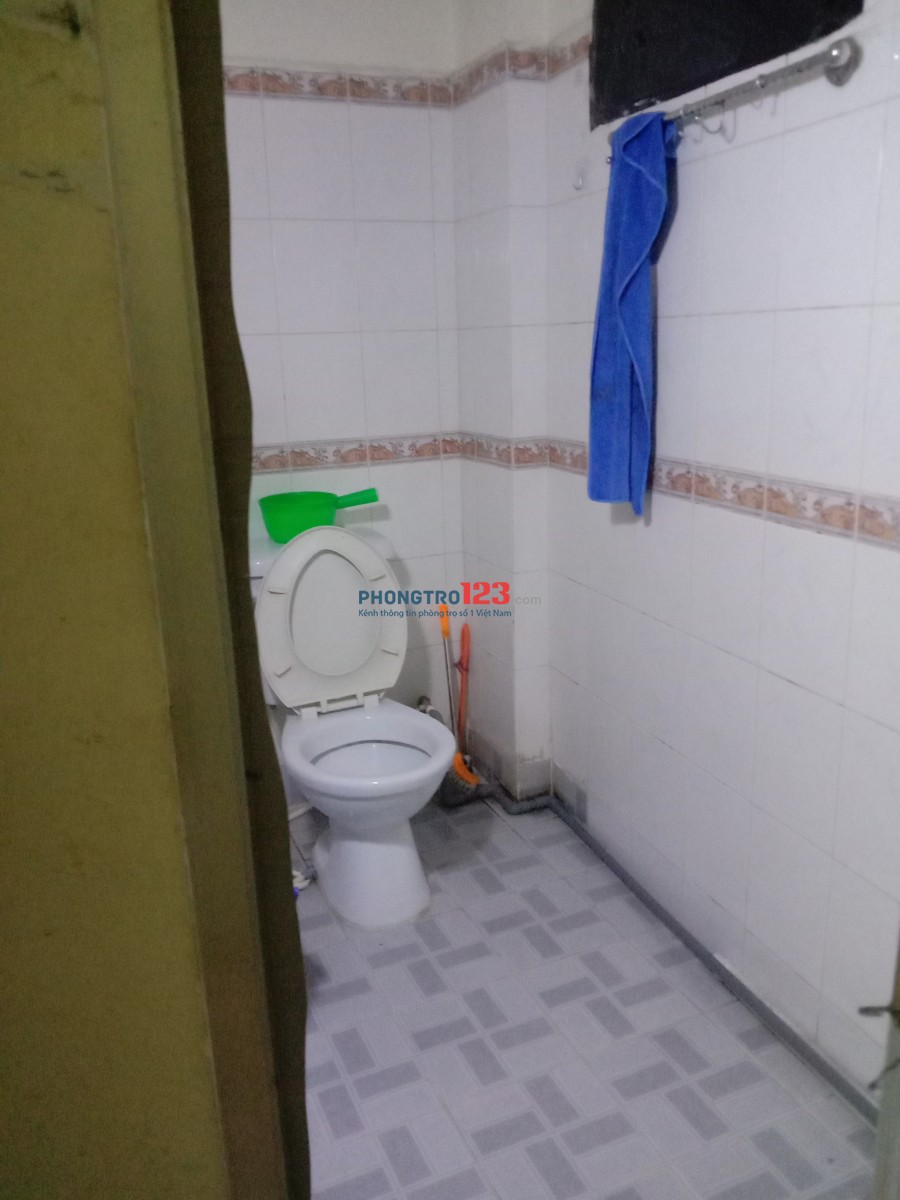 , phòng trệt wc xài chung 4nguoi, giá 1,3tr dt 8m, bờ kè Hoàng sa