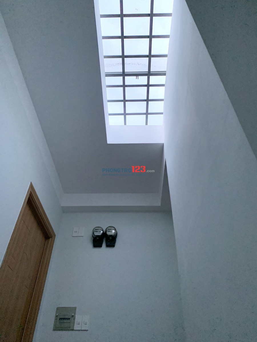 [Mới xây] Phòng trọ 30m2 có nội thất & ban công, @CV Lê Thị Riêng, Quận 10-Tân Bình