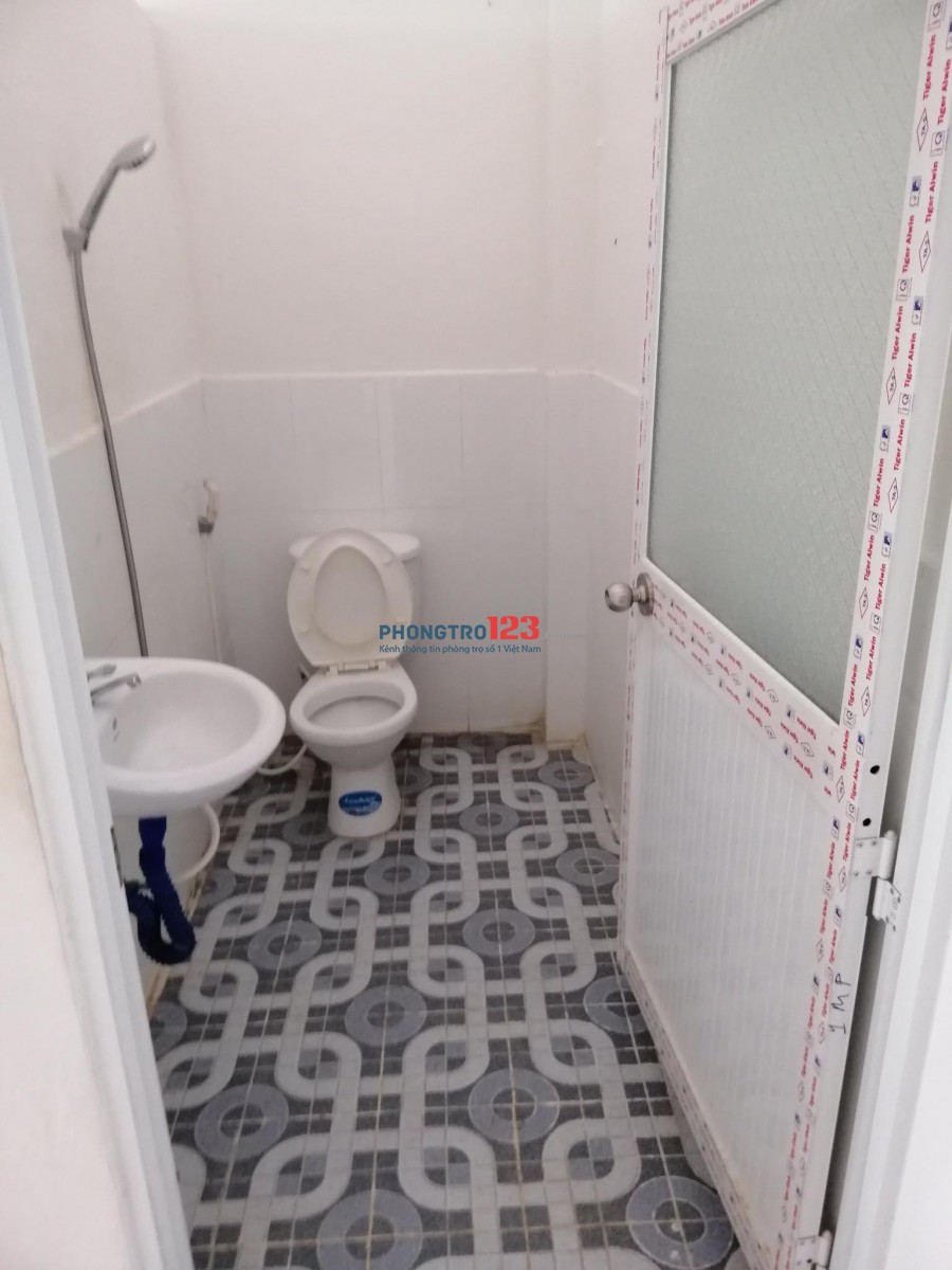 Cho thuê phòng 40m2, có máy lạnh, giờ giấc tự do, khu vực đường D2