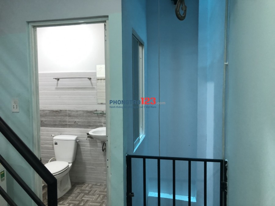 Cho thuê Tầng 1 40m2.Bếp riêng.Toilet riêng,máy lạnh, tủ lạnh,máy giặt, nước nóng NLMT. Giờ tự do.