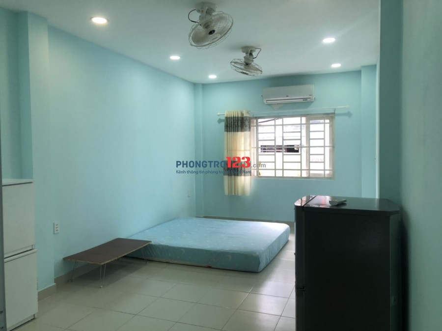 Cho thuê Tầng 1 40m2.Bếp riêng.Toilet riêng,máy lạnh, tủ lạnh,máy giặt, nước nóng NLMT. Giờ tự do.