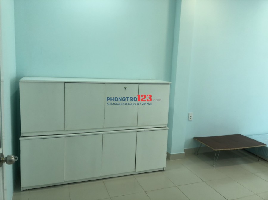 Cho thuê Tầng 1 40m2.Bếp riêng.Toilet riêng,máy lạnh, tủ lạnh,máy giặt, nước nóng NLMT. Giờ tự do.