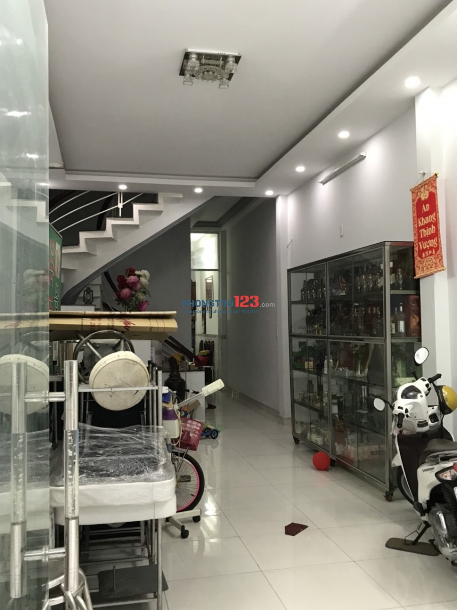 Cho thuê mặt bằng 4x12 có chỗ ở lại tại Cư Xá Bà Điểm, Hóc Môn sát BX An Sương. Giá 5tr/th