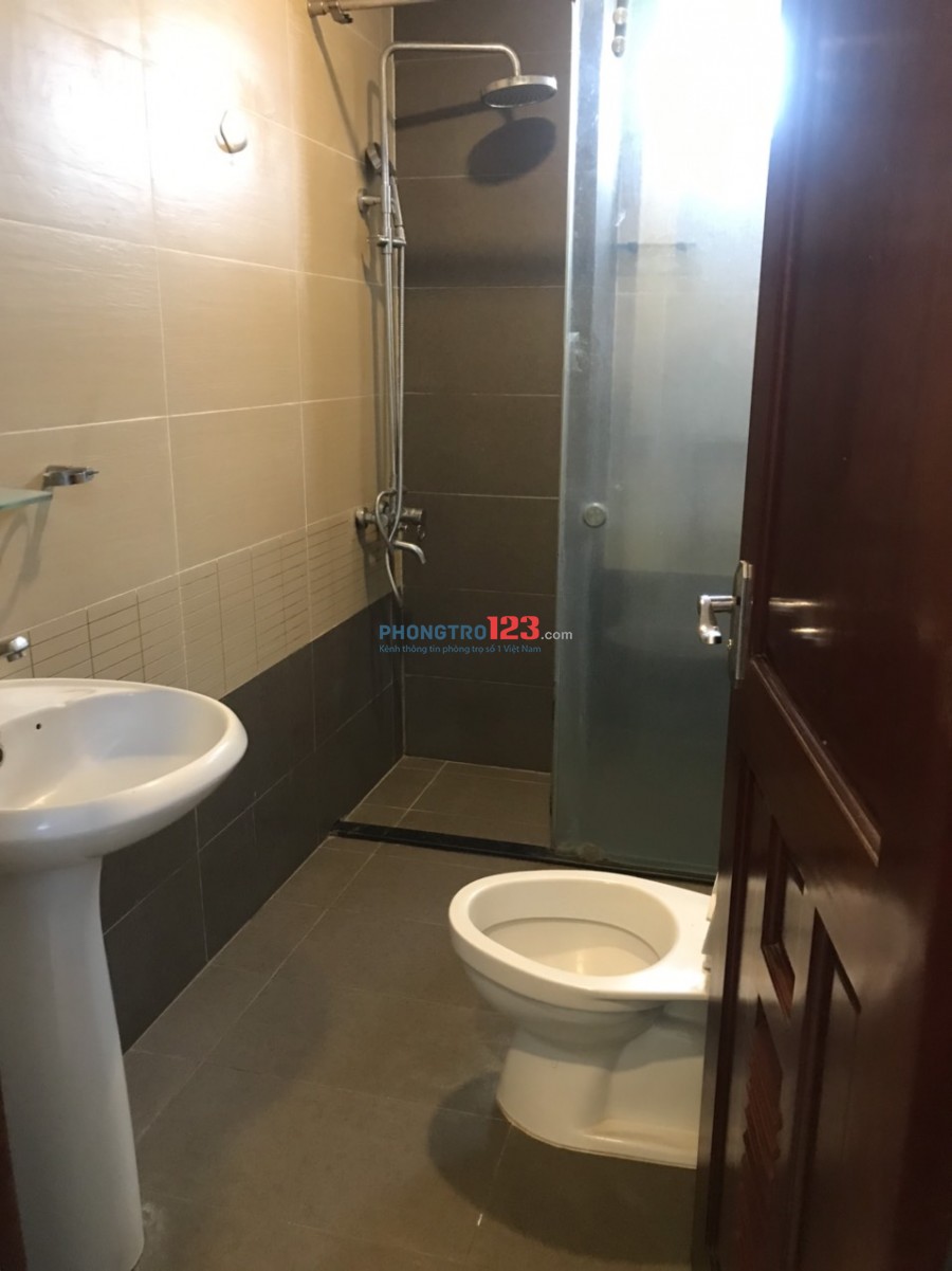 Cho thuê căn hộ đầy đủ nội thất cao cấp nhà mặt tiền 246A Lạc Long Quân, P.10, Q.11. Giá 5tr/th