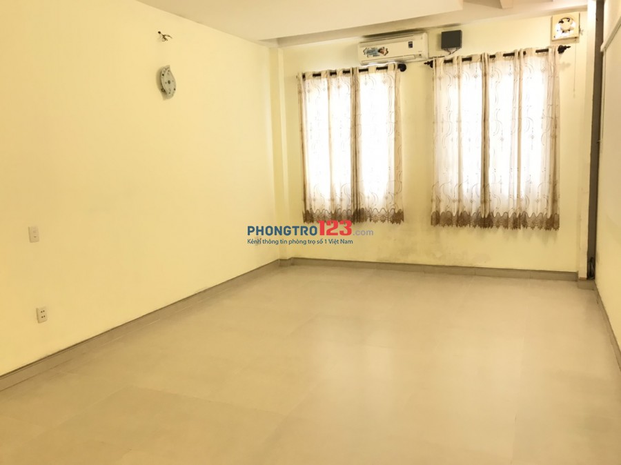 Cho thuê phòng 40m2 có máy lạnh wc riêng balcon nhà mặt tiền 271 Đường D2 P25 Q Bình Thạnh