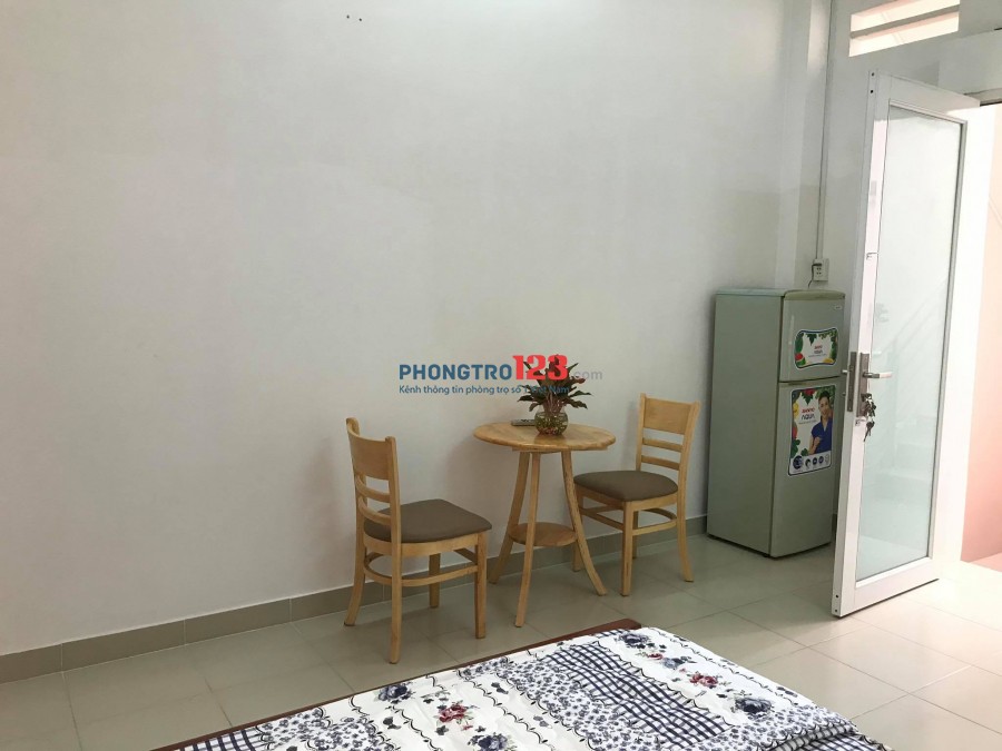 Căn hộ 26m2, full nội thất mới 100%, bên hông chợ Hoàng Hoa Thám