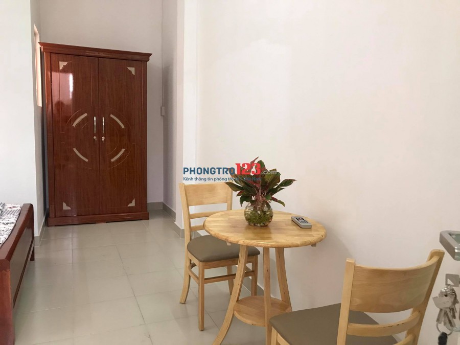 Căn hộ 26m2, full nội thất mới 100%, bên hông chợ Hoàng Hoa Thám