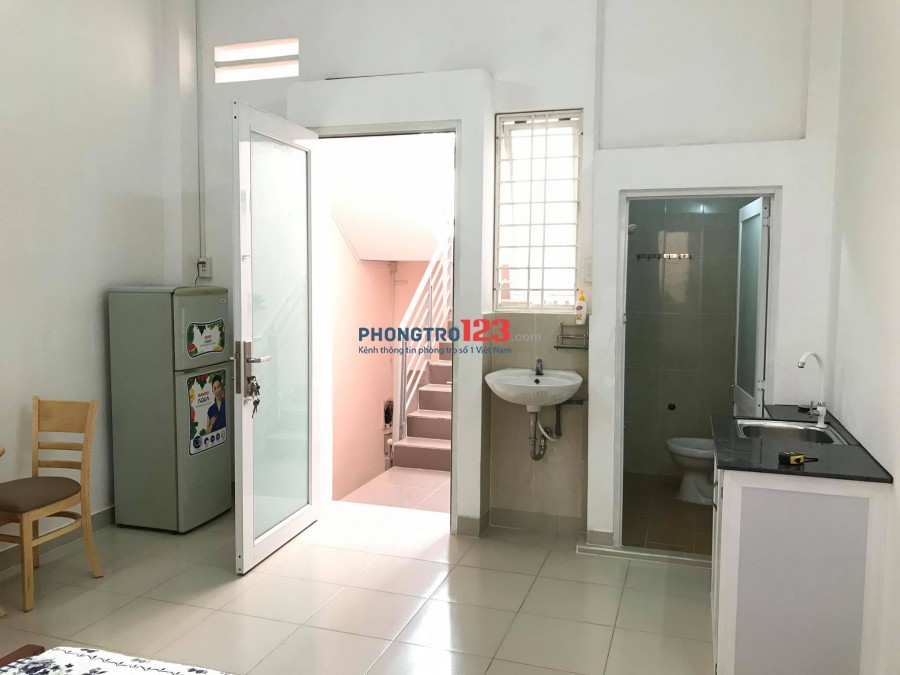 Căn hộ 26m2, full nội thất mới 100%, bên hông chợ Hoàng Hoa Thám