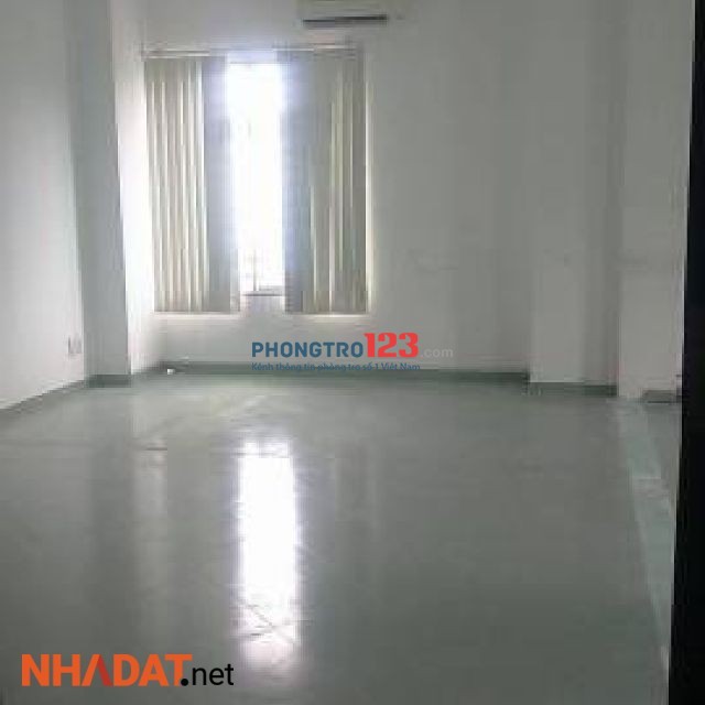 Phòng rộng thoáng mát có thể ở được 4-5 người, có chỗ để xe, khu dân cư an ninh, điện nước tính theo giá nhà nước