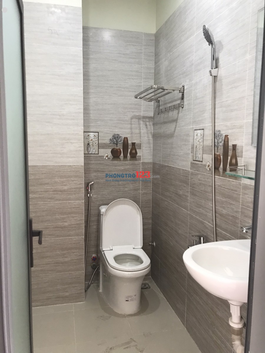 Căn hộ mini mới xây, có thang may, 30m2, WC riêng, hệ thống camera, báo cháy, có máy lạnh, ban công, sân phơi đồ